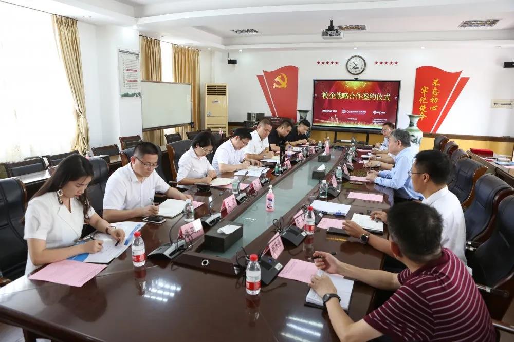 廣州鐵(tiě)路(lù)職業(yè)技(jì)術(shù)學院與浪潮集團、時(shí)彙信息簽署三方戰略合作(zuò)協議(yì)
